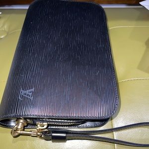 LOUIS VUITTON MEN’s WRISTLET CLUTCH